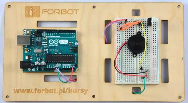 Arduino Uno z podłączonym buzzerem na płytce stykowej, gotowe do eksperymentów.