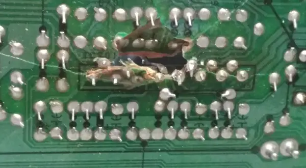 Uszkodzona płytka drukowana (PCB). Co to jest? Widać przepalone ścieżki i elementy.