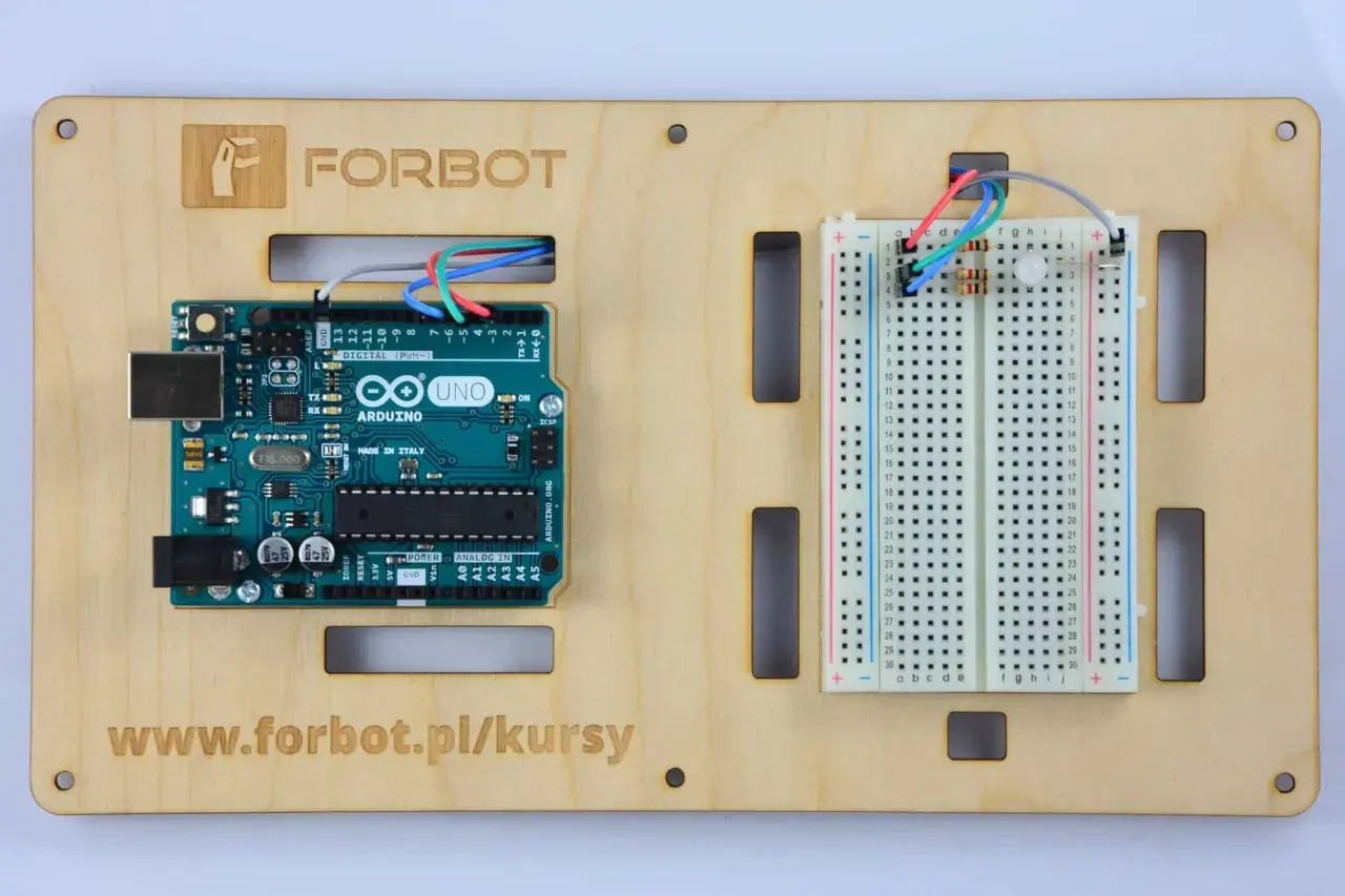 Arduino Uno z płytką styków i rezystorami, gotowe do podłączenia WS2812.