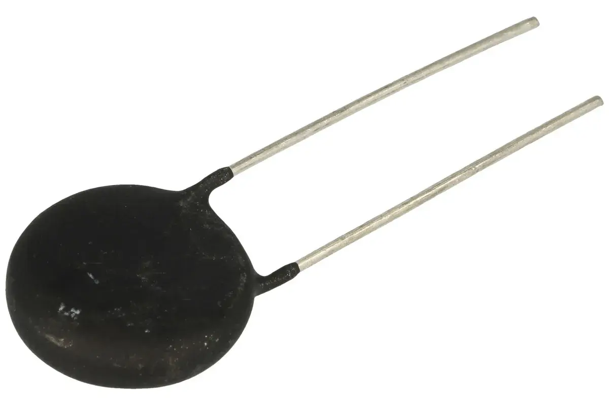 Czarny, okrągły element elektroniczny z dwoma metalowymi wyprowadzeniami. Zastanawiasz się, czym zastąpić termistor?