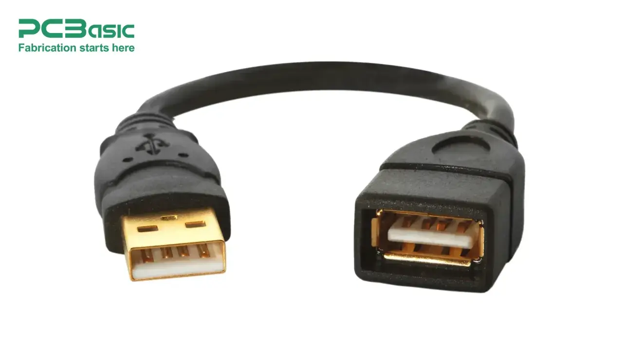 Złoty adapter USB, który pozwala na podłączenie urządzeń. Schemat połączenia jest prosty.