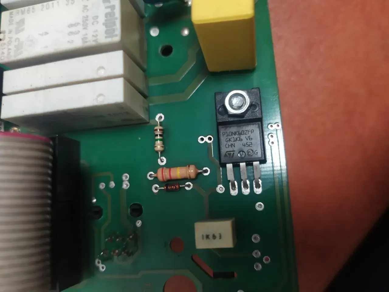 Na zielonej płytce drukowanej widoczny jest tranzystor MOSFET P10NK6OZFP. Obok niego znajdują się rezystory i kondensatory. Może ten temp mosfet za duża?