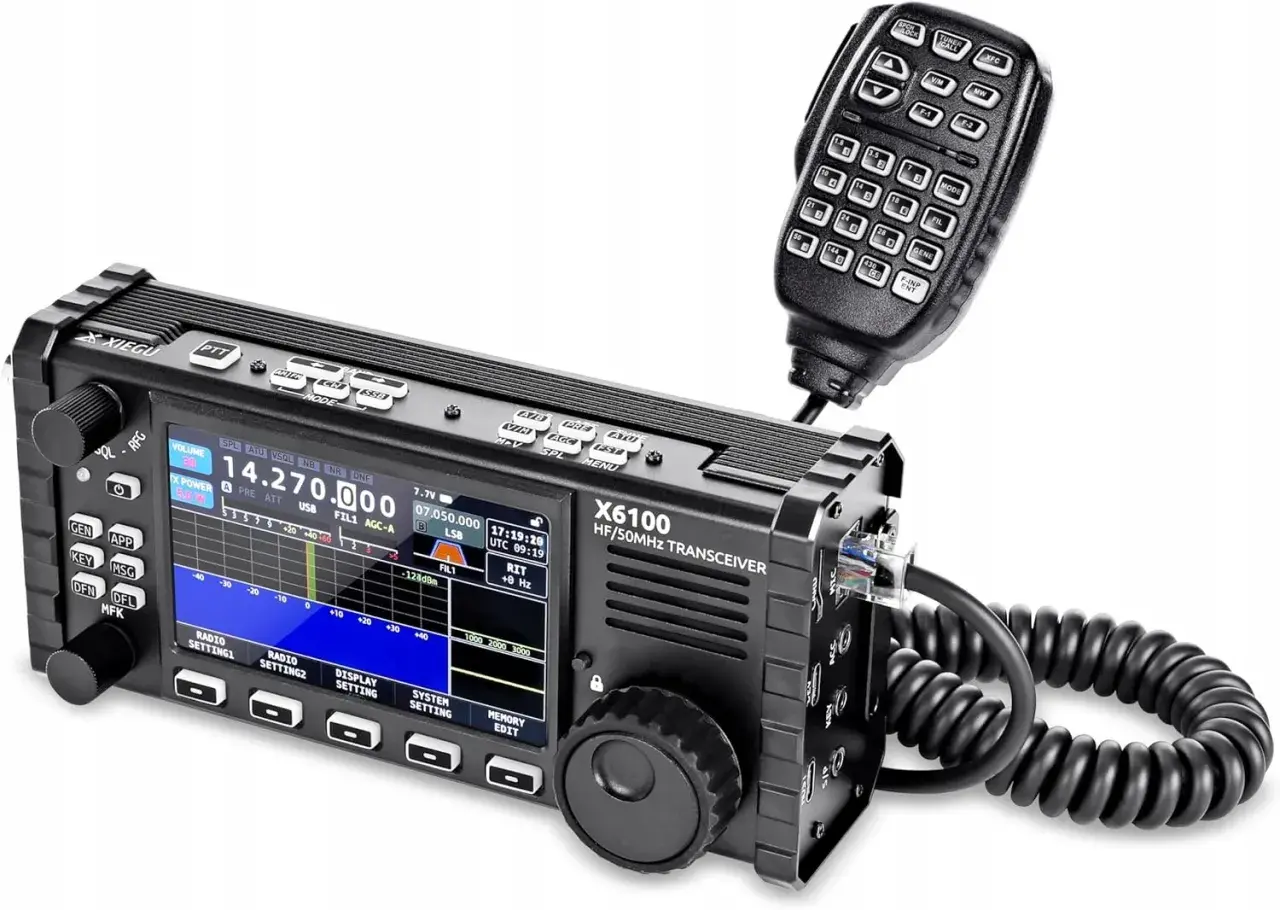 Nowoczesny nadajnik i odbiornik radiowy X6100 z mikrofonem, gotowy do łączności.