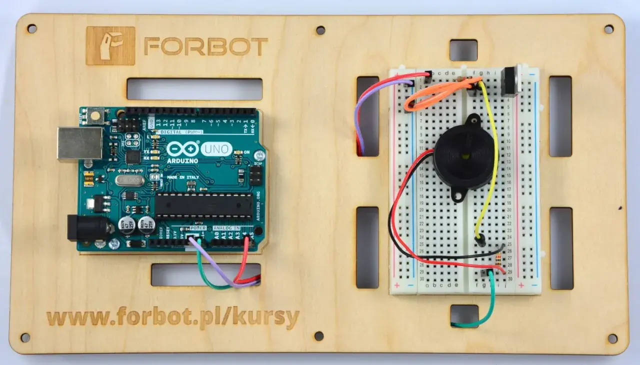 Arduino Uno z podłączonym buzzerem na płytce stykowej, gotowe do eksperymentów.