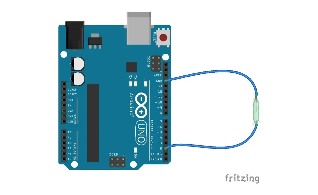Arduino Uno z podłączonym przyciskiem do pinów cyfrowych 2 i GND. Idealne do nauki obsługi przerwań.