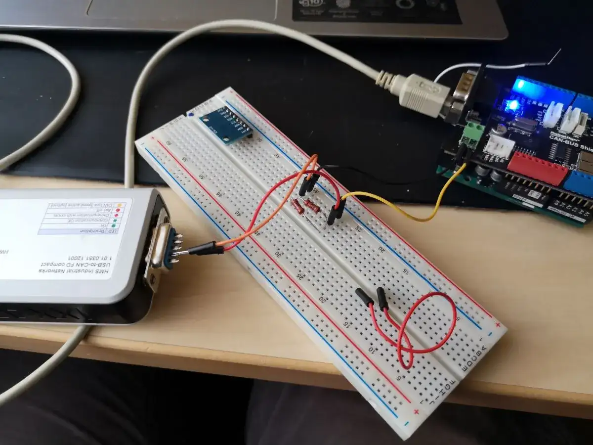 Zestaw do testowania magistrali CAN: moduł z czujnikiem na płytce stykowej, konwerter USB-CAN i moduł CAN-BUS Shield.