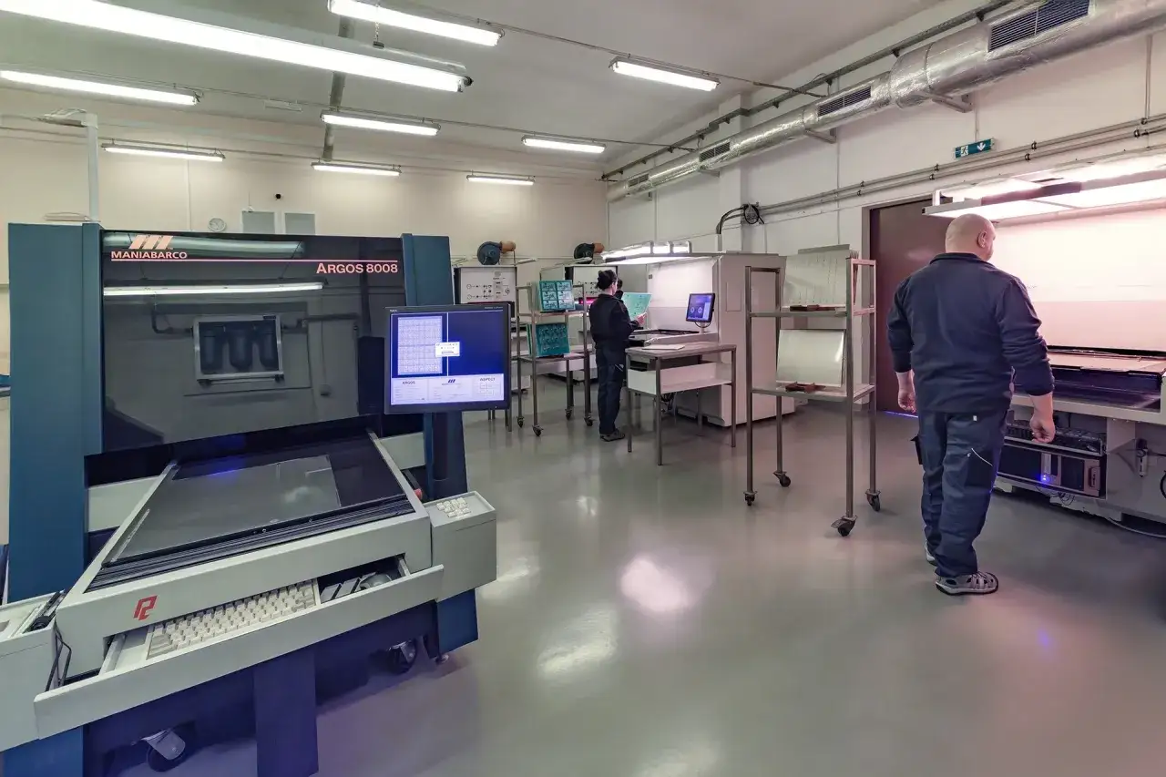 Pracownicy nadzorują proces drukowania płytek PCB na maszynie MANIA BARCO ARGOS 8008.