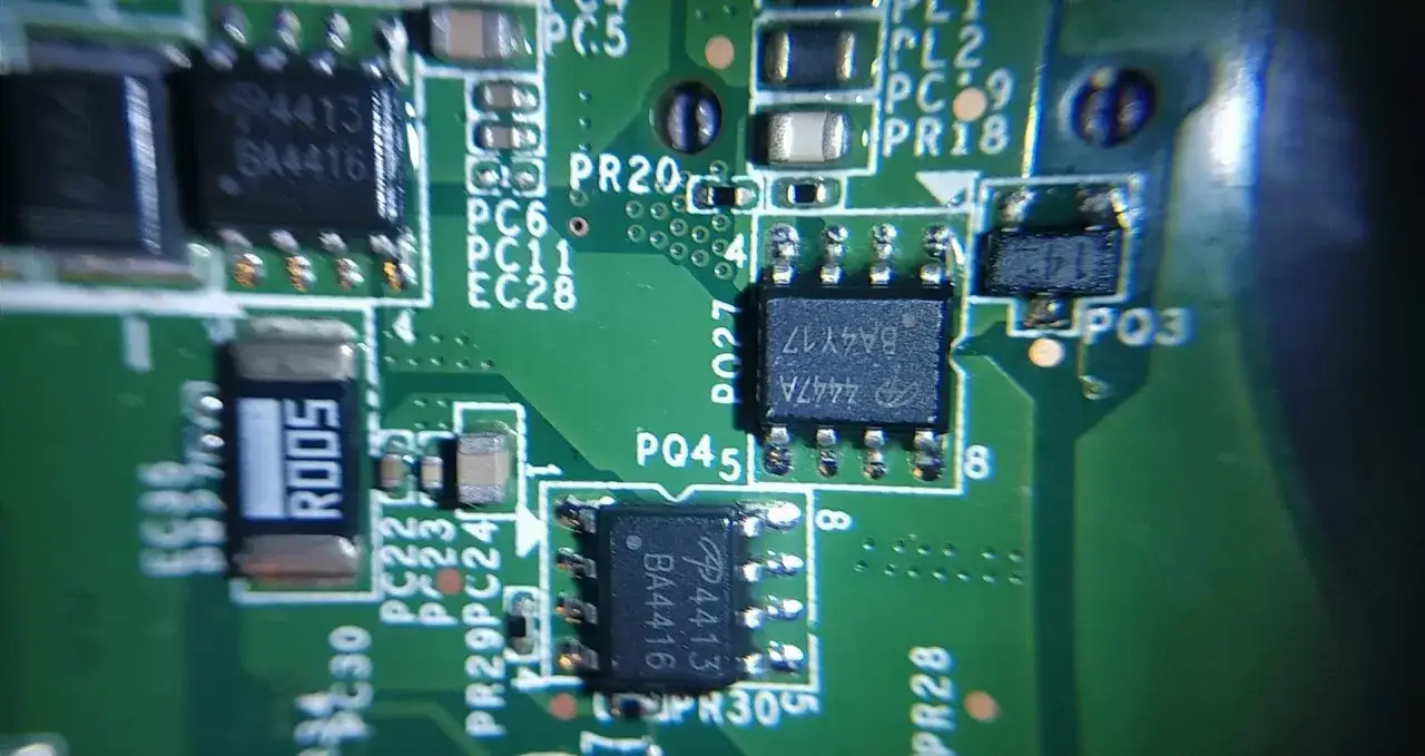 Na zielonej płycie drukowanej widoczny jest układ scalony z oznaczeniem BA4416, który może być uszkodzonym temp mosfet za duża.