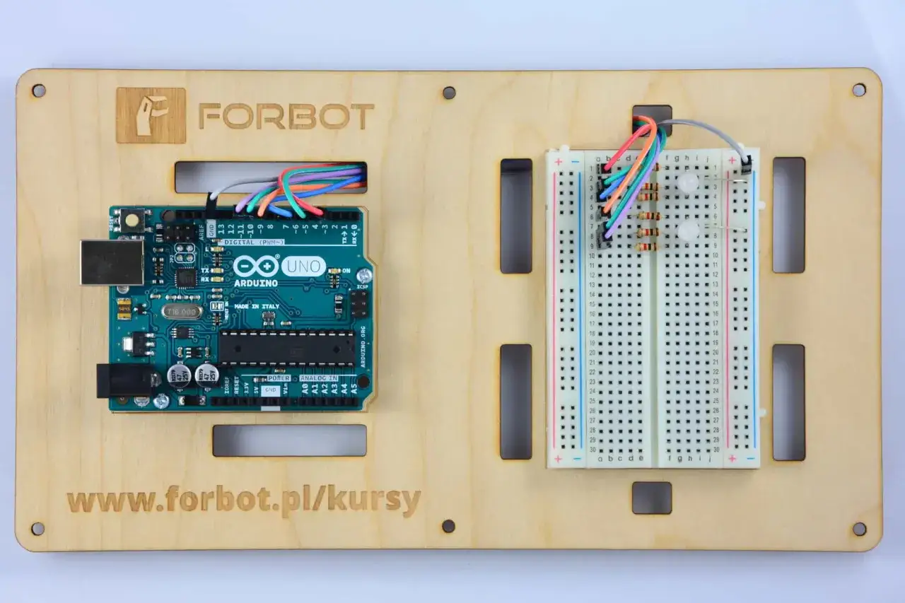 Projekt Arduino z płytką prototypową i modułem Arduino Uno na drewnianej podstawie FORBOT.