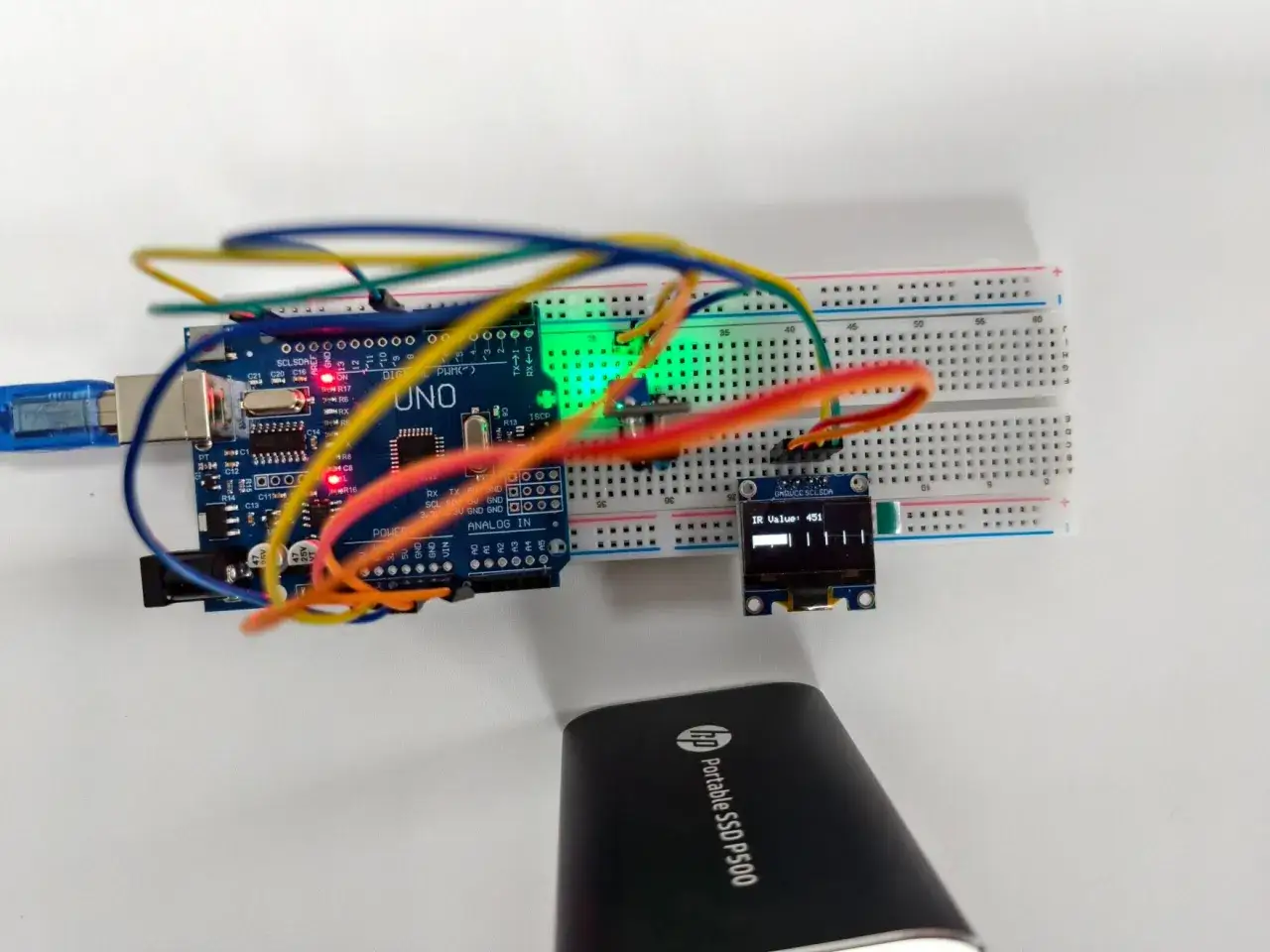 Arduino Uno z czujnikiem IR i wyświetlaczem OLED, podłączone do tcrt5000.