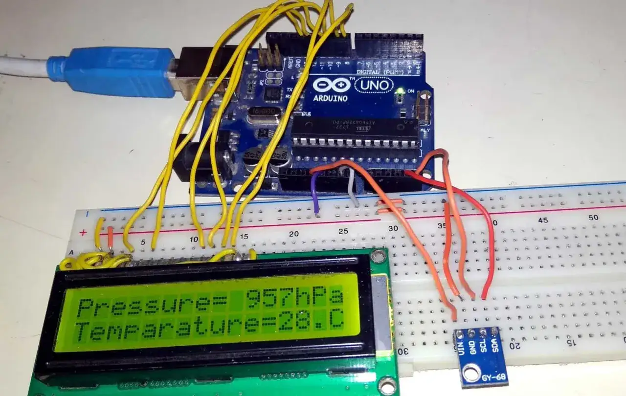 Arduino Uno z modułem GY-68 (czujnik ciśnienia i temperatury BMP180) i wyświetlaczem LCD.