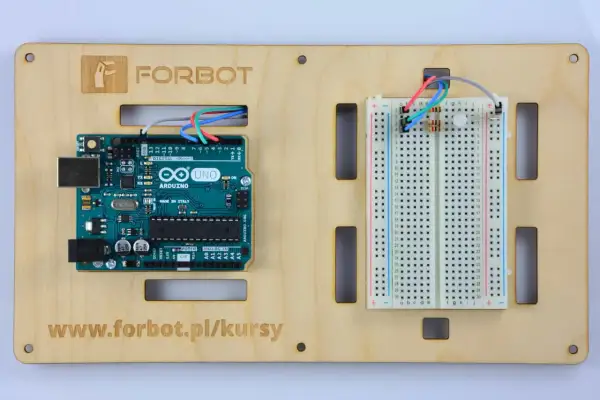 Arduino Uno z płytką styków i rezystorami, gotowe do podłączenia WS2812.