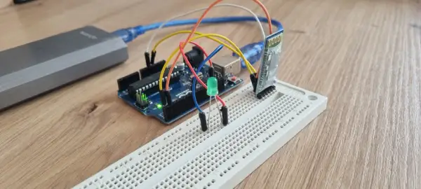 Arduino z modułem **arduino bluetooth hc-05** i zieloną diodą LED na płytce stykowej.