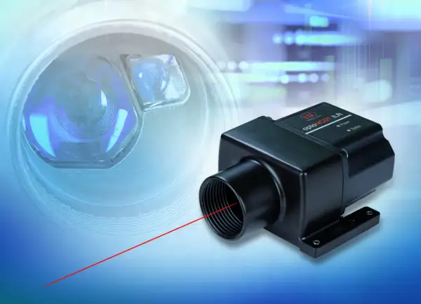 Precyzyjny czujnik laserowy emituje czerwoną wiązkę, gotowy do pomiarów.