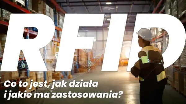 W magazynie, pracownik w kasku i kamizelce odblaskowej, na tle wielkich liter RFID. Tekst: "Co to jest, jak działa i jakie ma zastosowania?".