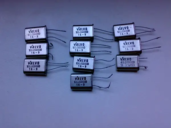 Kryształy kwarcowe VALVO, kluczowe dla elektroniki, z oznaczeniami częstotliwości 100 MHz i 40 MHz.