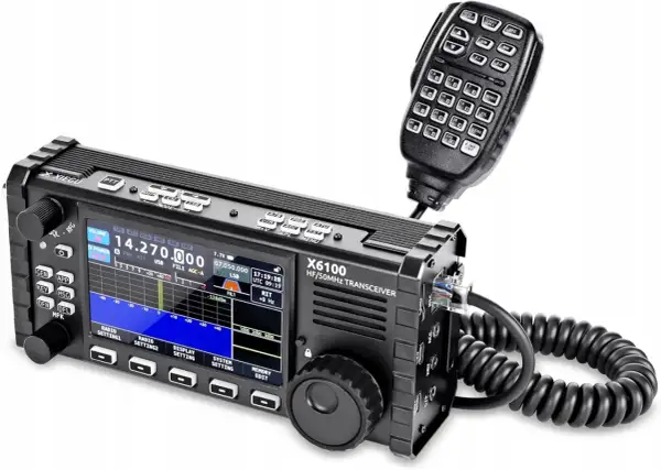 Nowoczesny nadajnik i odbiornik radiowy X6100 z mikrofonem, gotowy do łączności.