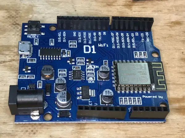 Niebieska płytka Wemos D1 Mini z modułem Wi-Fi, gotowa do wemos d1 mini programowanie.
