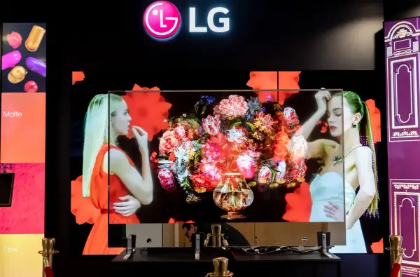 LG transparent OLED z bukietem kwiatów i kobietami. Technologia pozwala na niemal niewidoczny ekran.