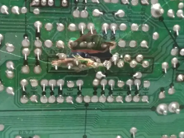Uszkodzona płytka drukowana (PCB). Co to jest? Widać przepalone ścieżki i elementy.