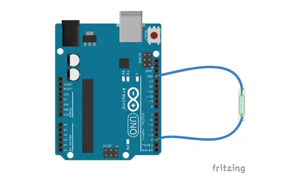 Arduino Uno z podłączonym przyciskiem do pinów cyfrowych 2 i GND. Idealne do nauki obsługi przerwań.
