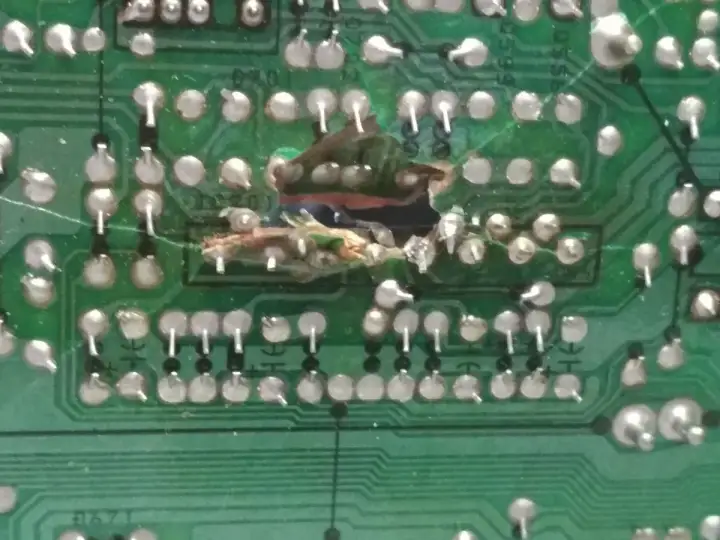 Uszkodzona płytka drukowana (PCB). Co to jest? Widać przepalone ścieżki i elementy.